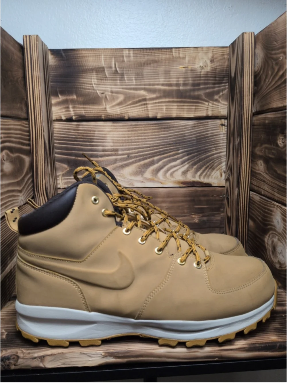 Nike manoa leather